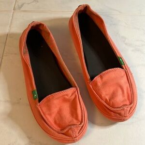 Sanuk canvas slip on flats.  Comfortable!  Washable!